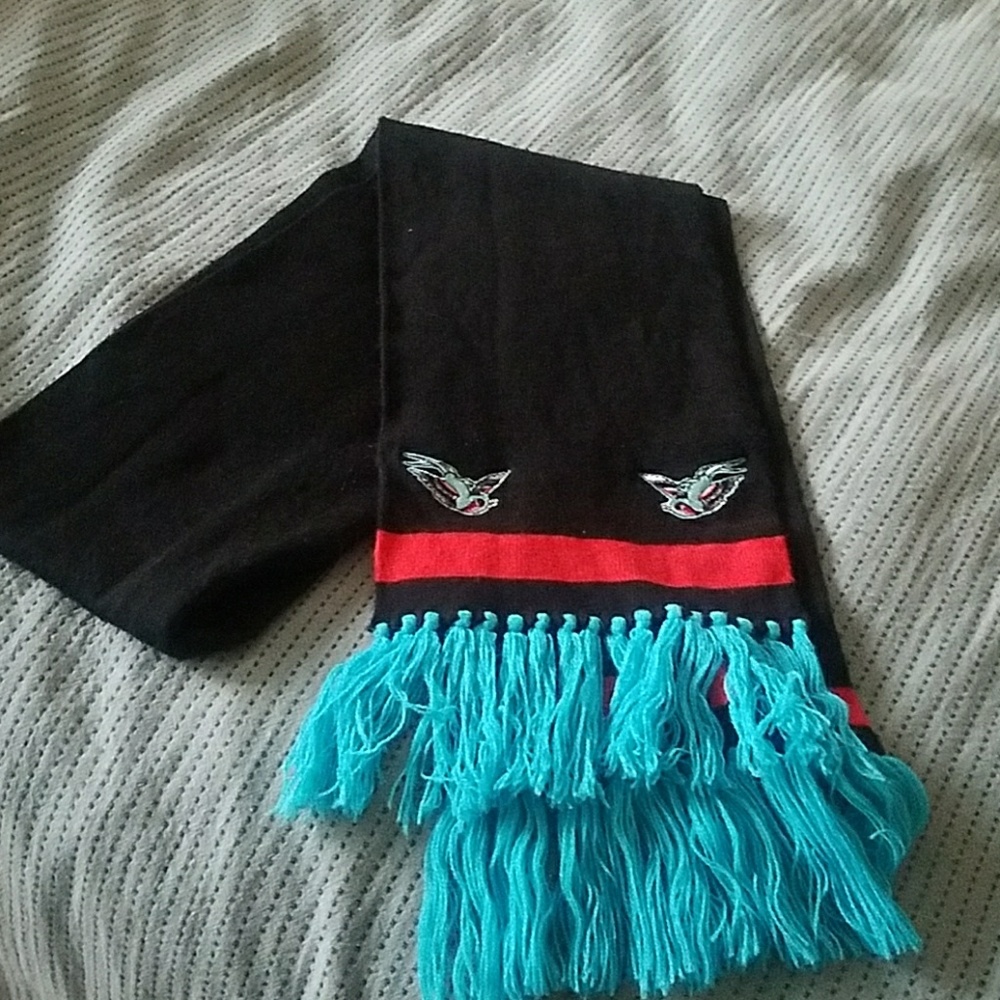 Swallow scarf